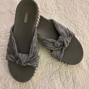 Skechers Women's Knotted Gray Yoga Mat Sandals Size 6